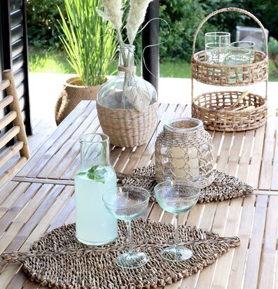 Bild av stilfullt uppdukat bord i solig utomhusmiljö