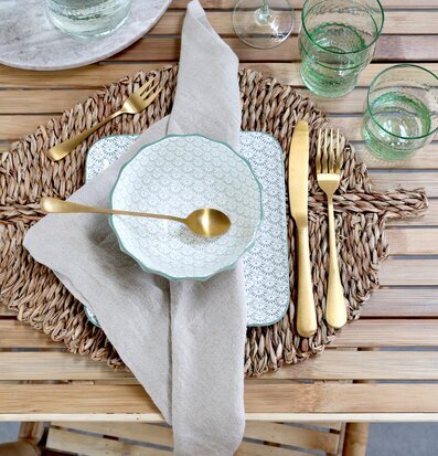 Bild av elegant och harmonisk borddukning med stil