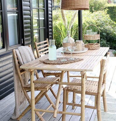 Bild av en harmonisk uteplats med naturliga inslag