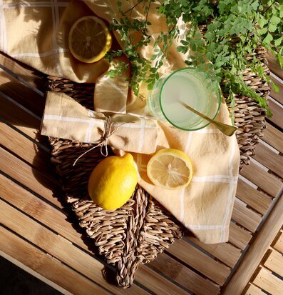 Bild av somrig dukning med citron och gröna blad