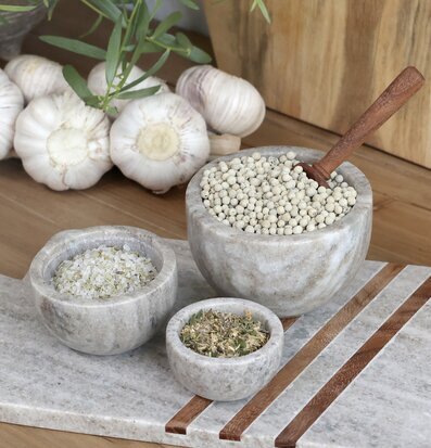 Bild av marmorskålar med kryddor i rustik köksmiljö