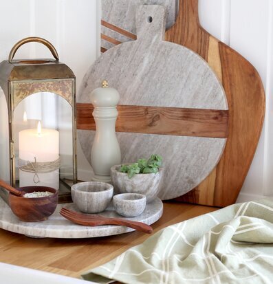 Bild av elegant köksarrangemang med marmor och trä