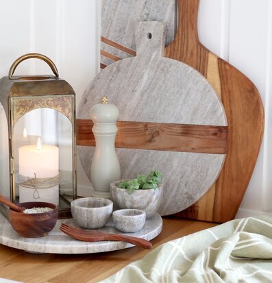 Bild av harmonisk kökskomposition med marmor och trä