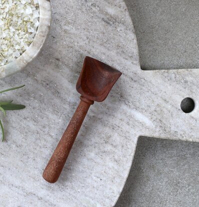 Foto av harmonisk kökskomposition med naturliga texturer