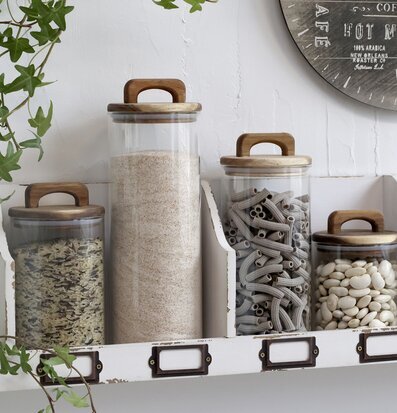 Foto av stilfull köksinstallation med glasburkar