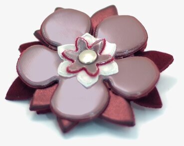 Bild av elegant vinröd reflexbrosch i blommig design