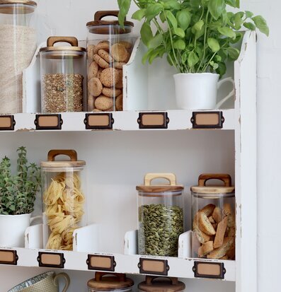 Foto av ett charmigt och organiserat kökshyllsystem