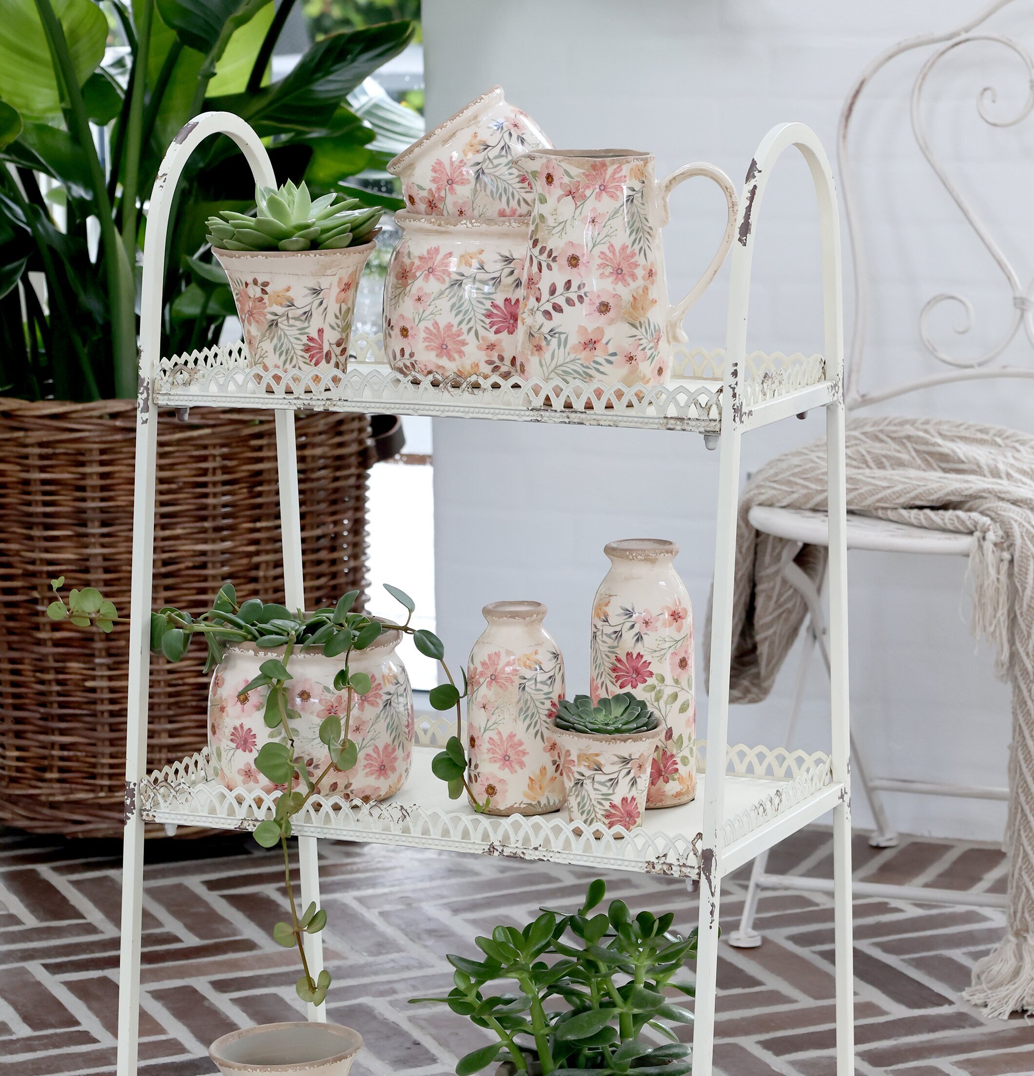 Bild av lantlig interiör med charm och växtdekorationer