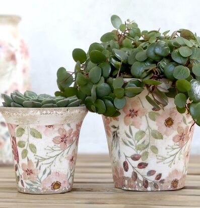 Bild av dekorativa krukor med vintage blommönster