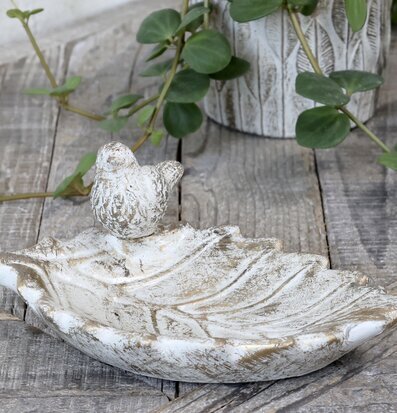 Bild av dekorativt fågelbad med antik känsla