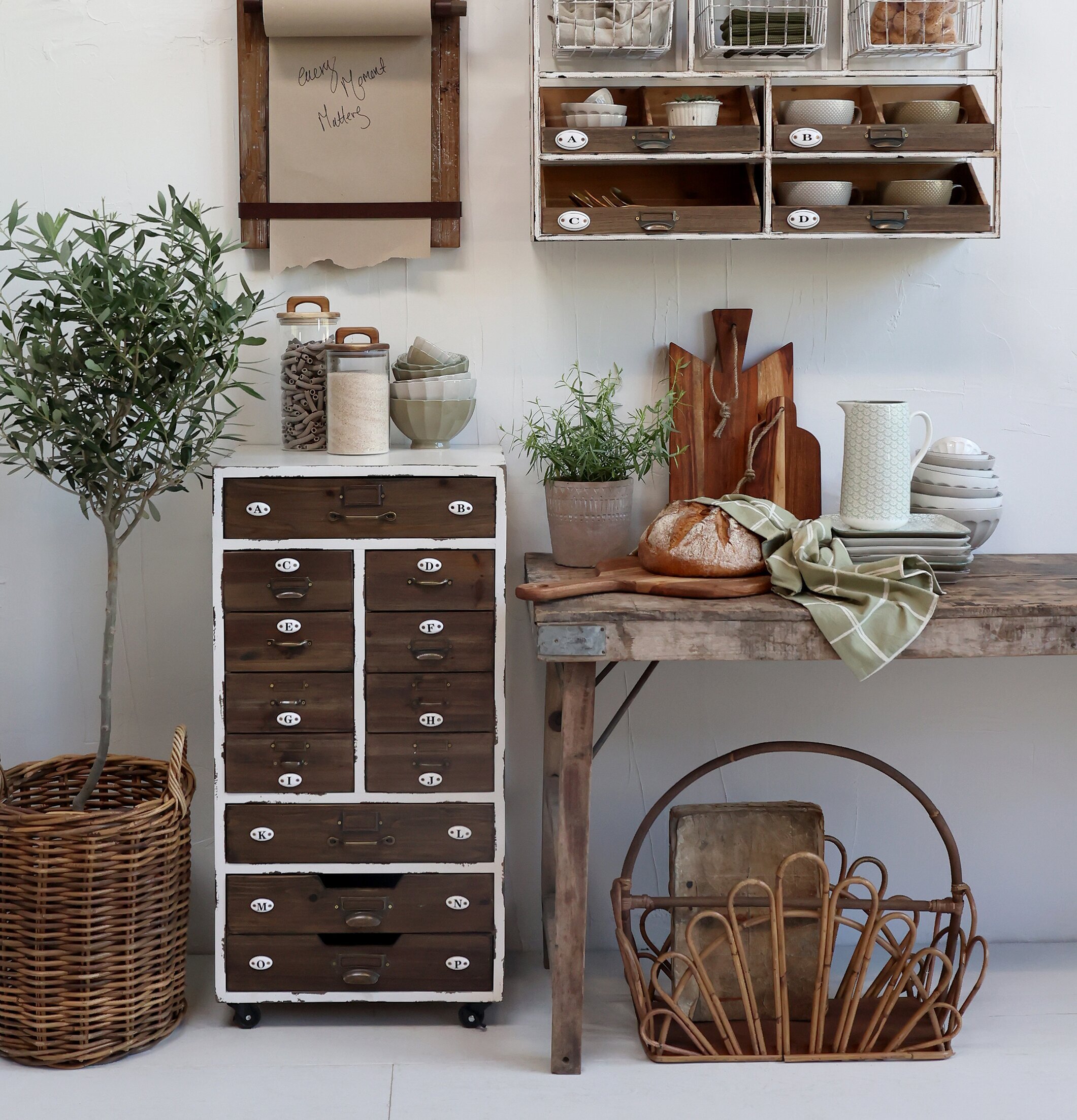 Tidningskorg Rotting Natur från Chic Antique vid rustikt bord