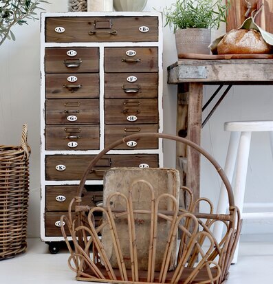 Bild av harmonisk inredning med naturliga material