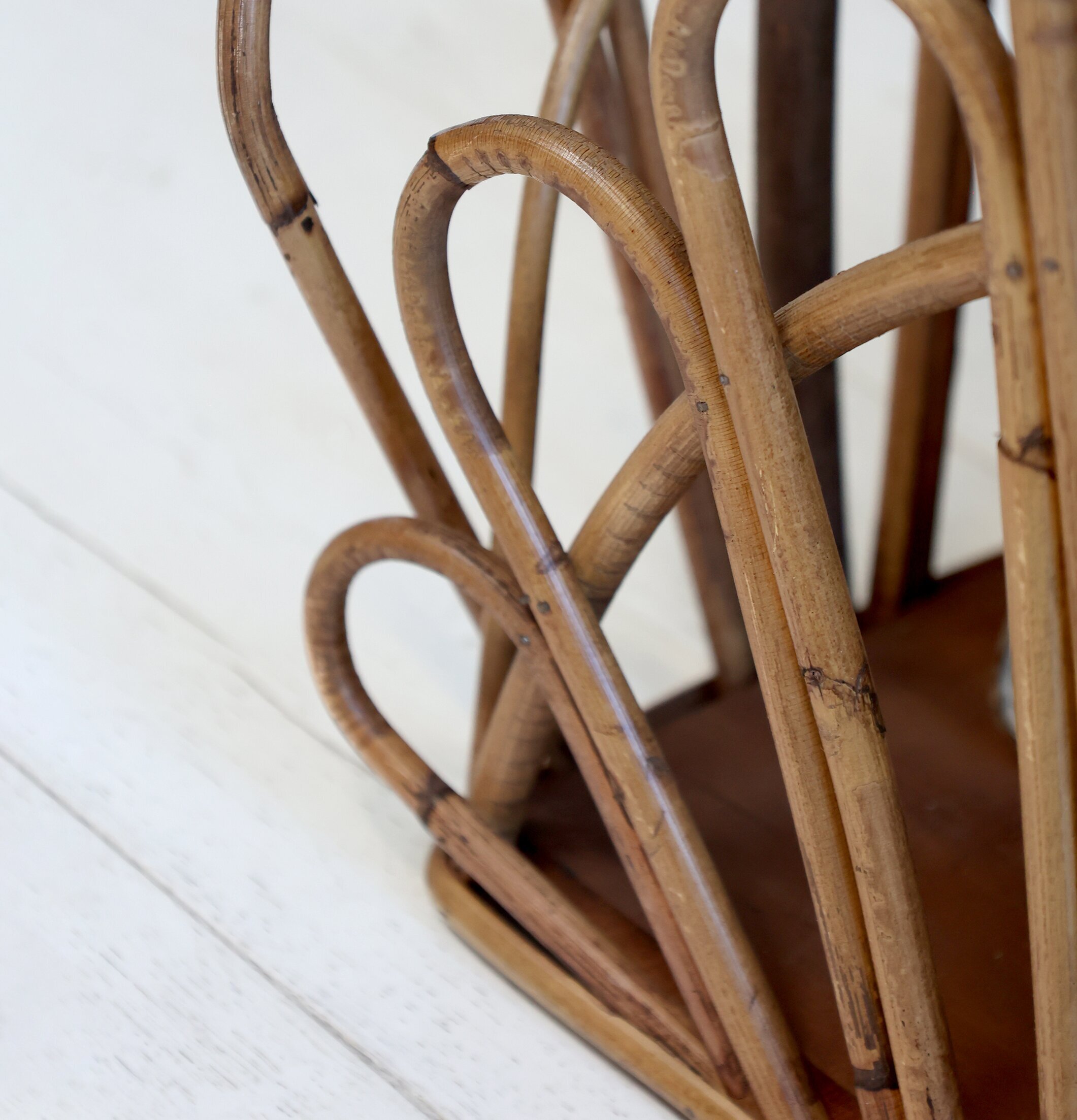 Tidningskorg Rotting Natur från Chic Antique i ljus miljö