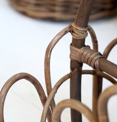 Bild av tidningskorg i naturrotting och flätad design