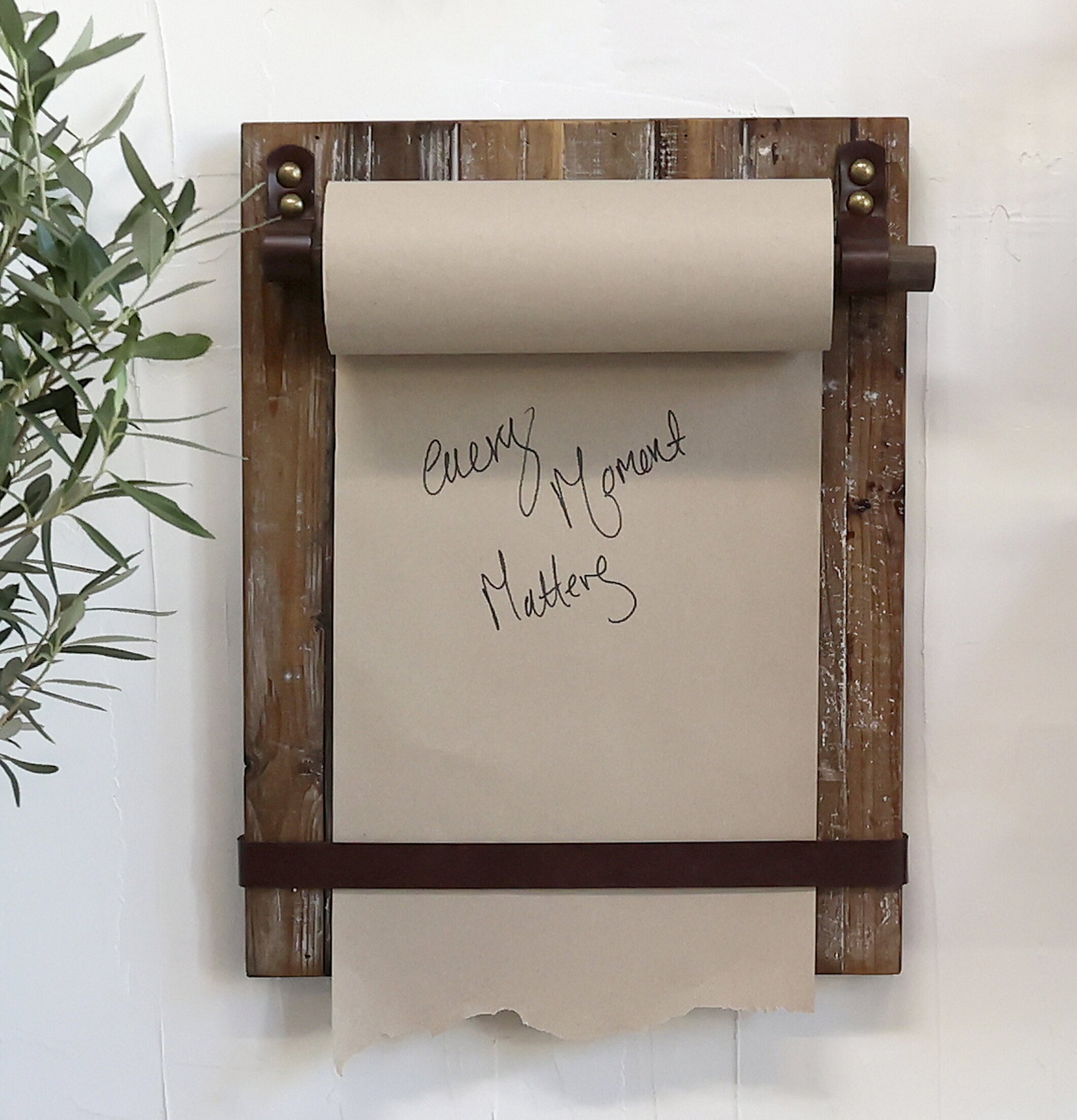 Pappersrulle från Chic Antique på rustik träram med patina