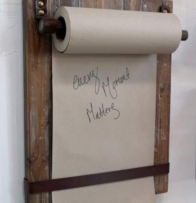 Bild av stilren pappershållare i återvunnet trä