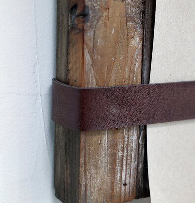 Foto av rustik pappershållare i återvunnet trä