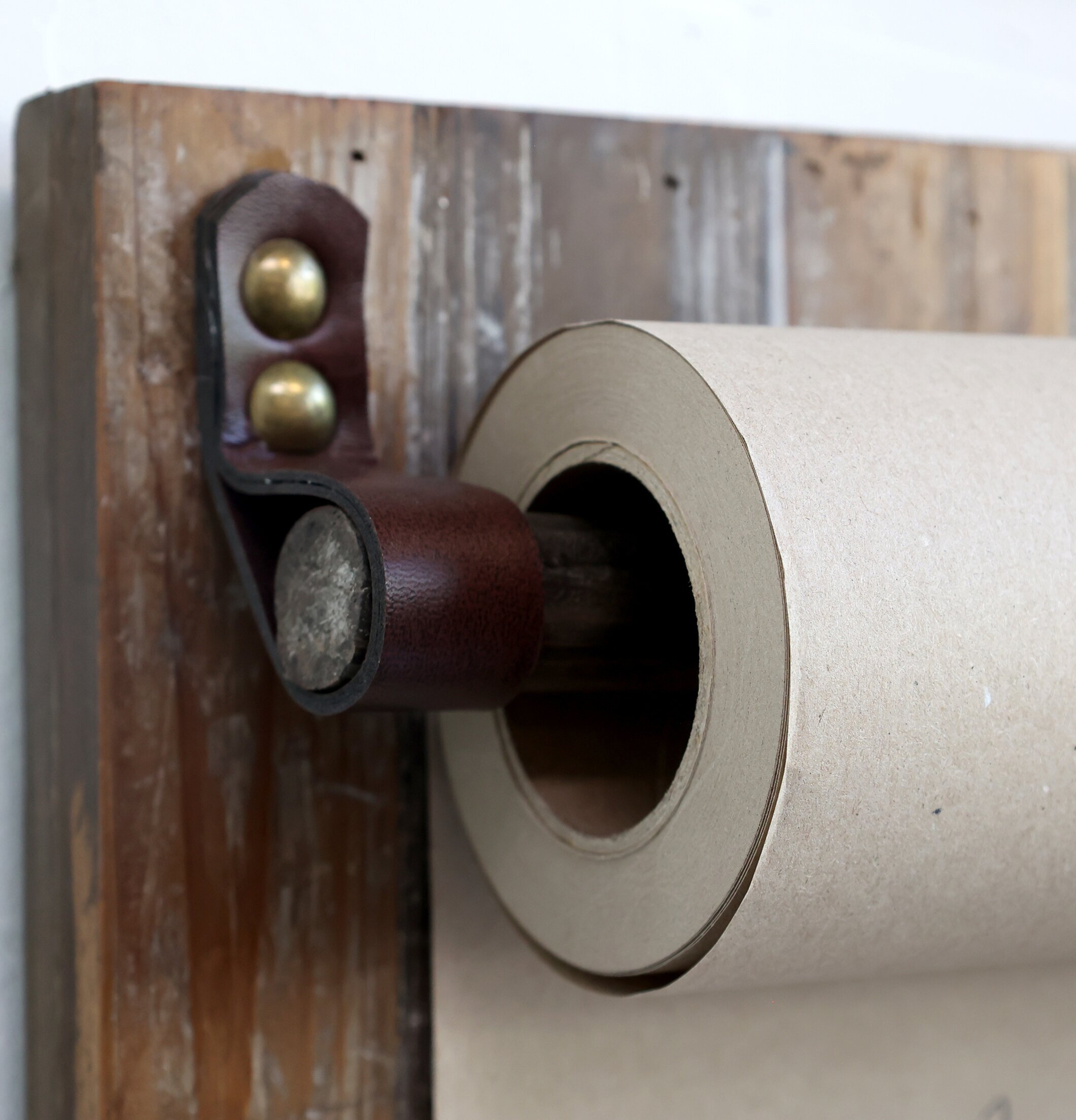 Pappersrulle från Chic Antique monterad på rustik träpanel