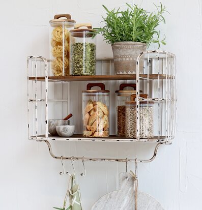 Bild av en elegant och rustik vägghylla med krokar