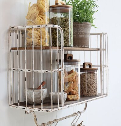 Bild av stilfull och funktionell vägghylla med krokar