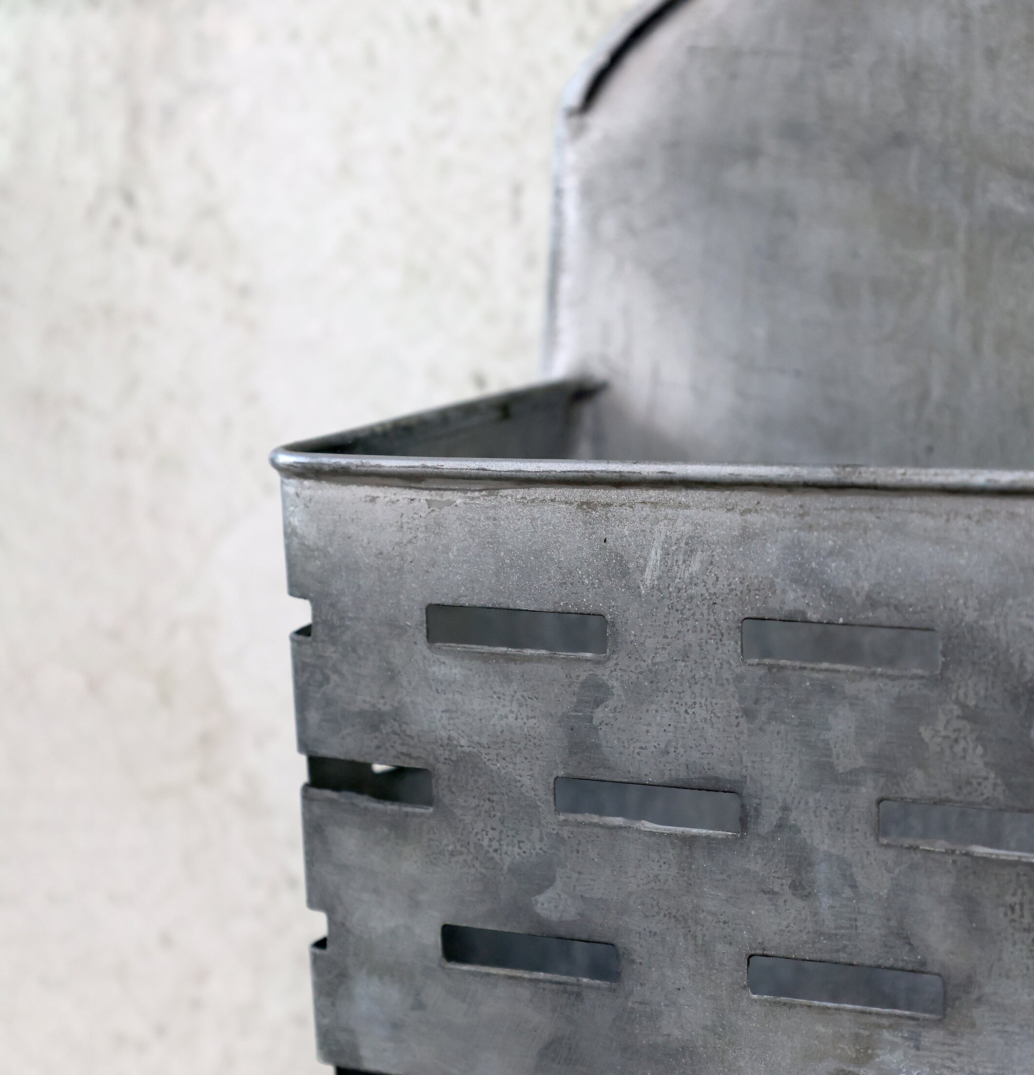 Bild av väggmonterat tidningsställ i antik zinkfinish