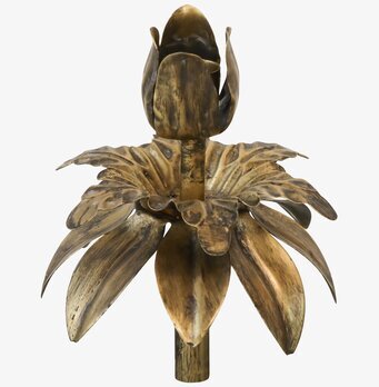 Foto av ljushållare i antik mässing med blomdesign