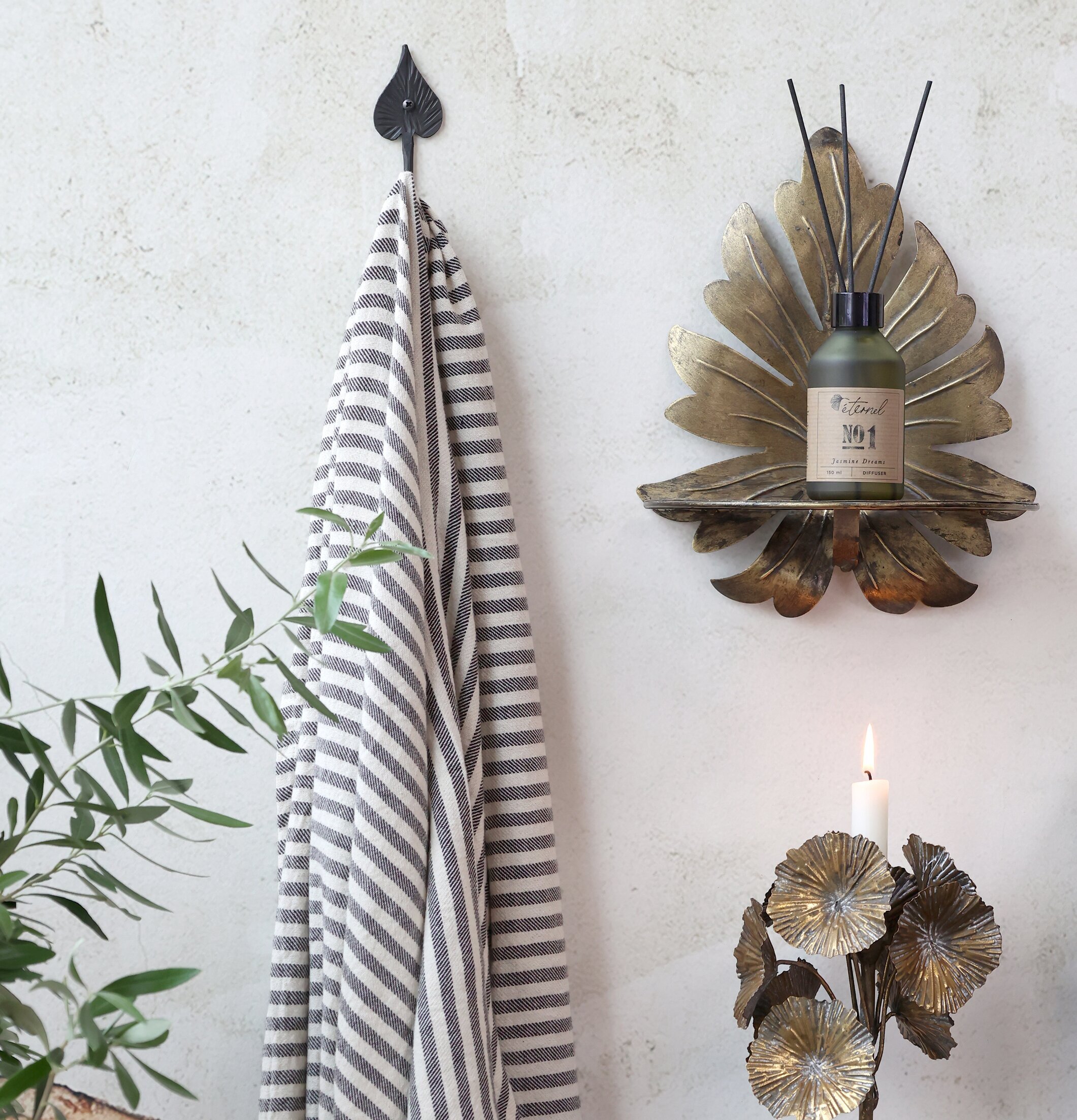 Krok Blad Antiksvart från Chic Antique med handduk