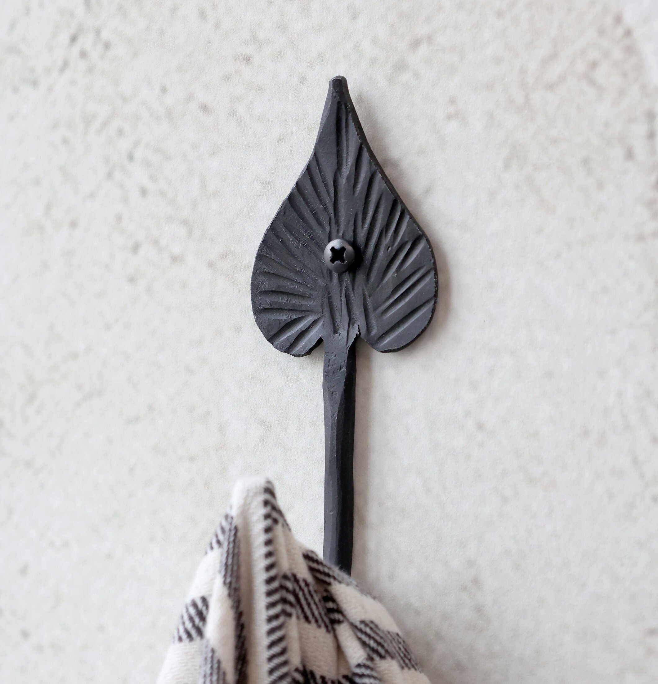 Krok Blad Antiksvart från Chic Antique med bladformad design