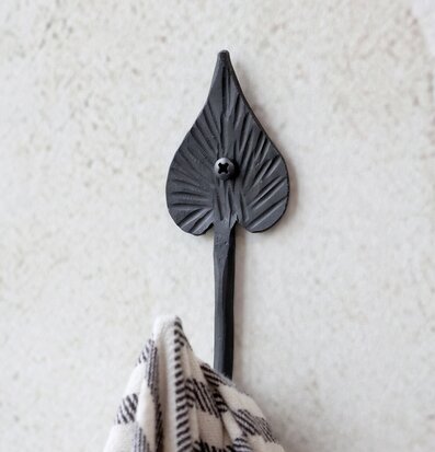 Bild av en elegant krok i antiksvart med handduk