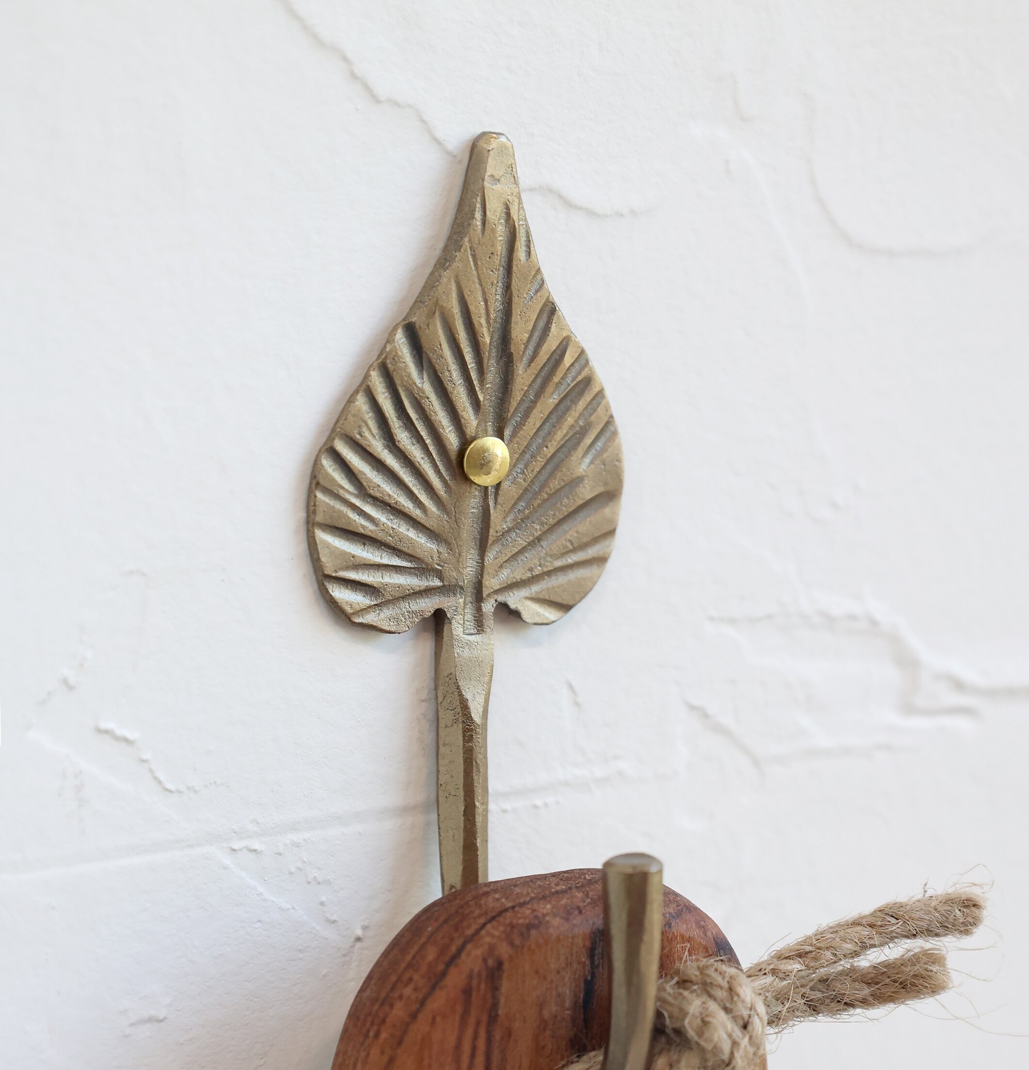 Krok Blad Antik Mässing från Chic Antique på vit vägg