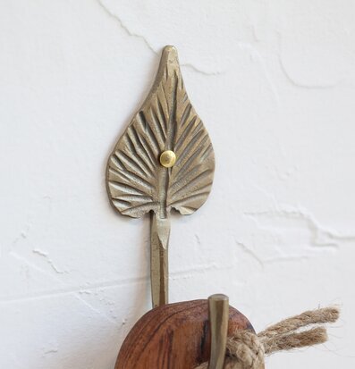 Bild av stilfull krok i antik mässing med lövdesign