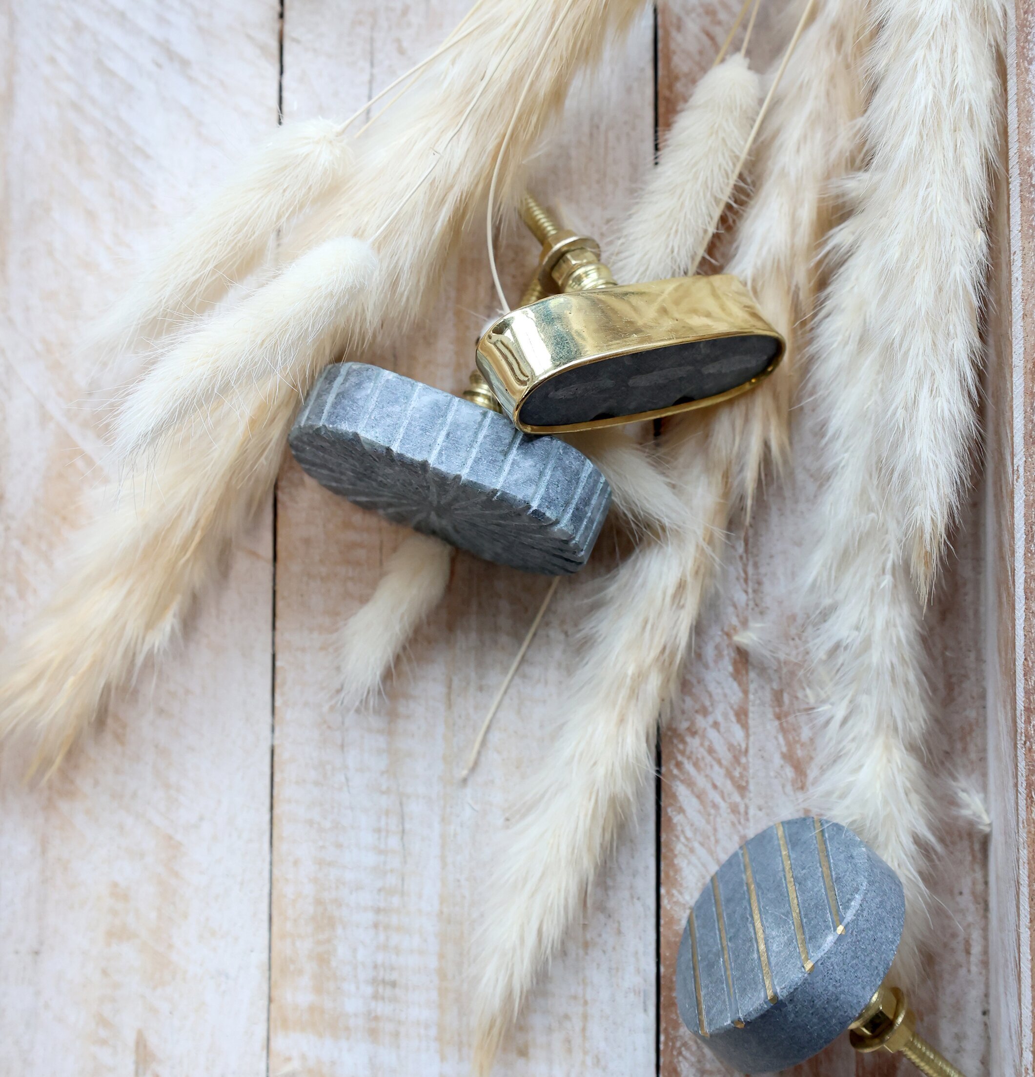 Marmorknopp Mässing från Chic Antique på vitlaserat trä