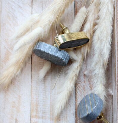 Bild av marmorknoppar med mässing och pampasgräs