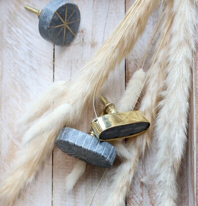 Bild av eleganta marmorknoppar med mässingsdetaljer