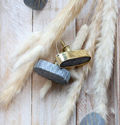 Foto av elegant marmorknopp med mässingsdetaljer