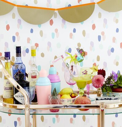 Bild av elegant serveringsvagn i rosguld med drycker