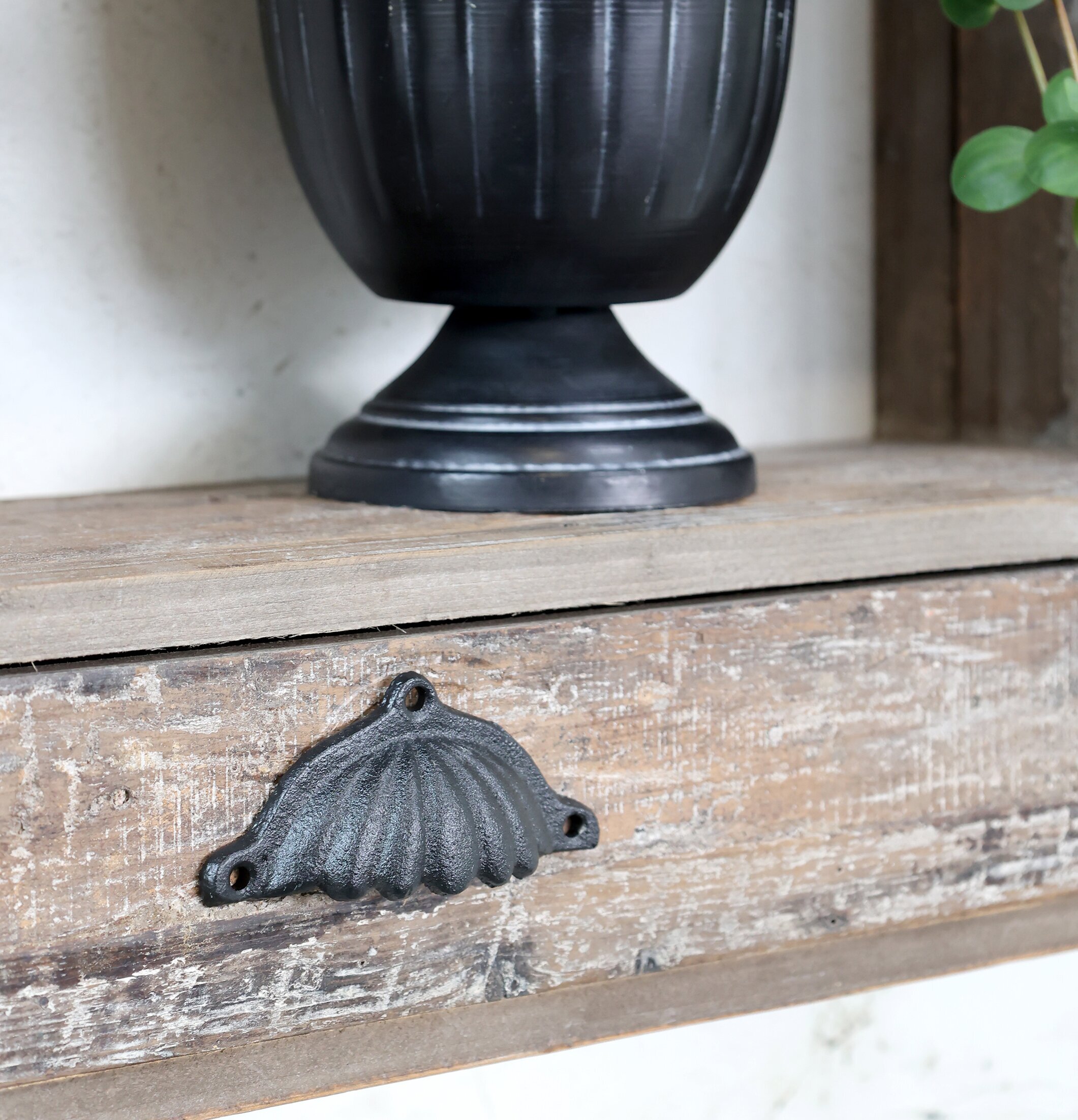 Foto av rustik charm: antikt skålhandtag och trädetaljer