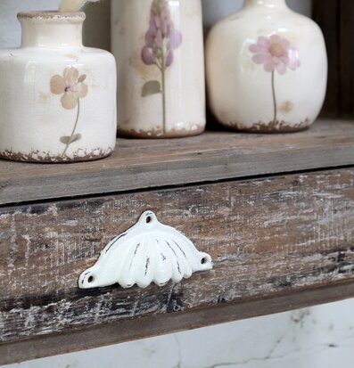 Bild av charmigt arrangemang med rustik keramikvaser