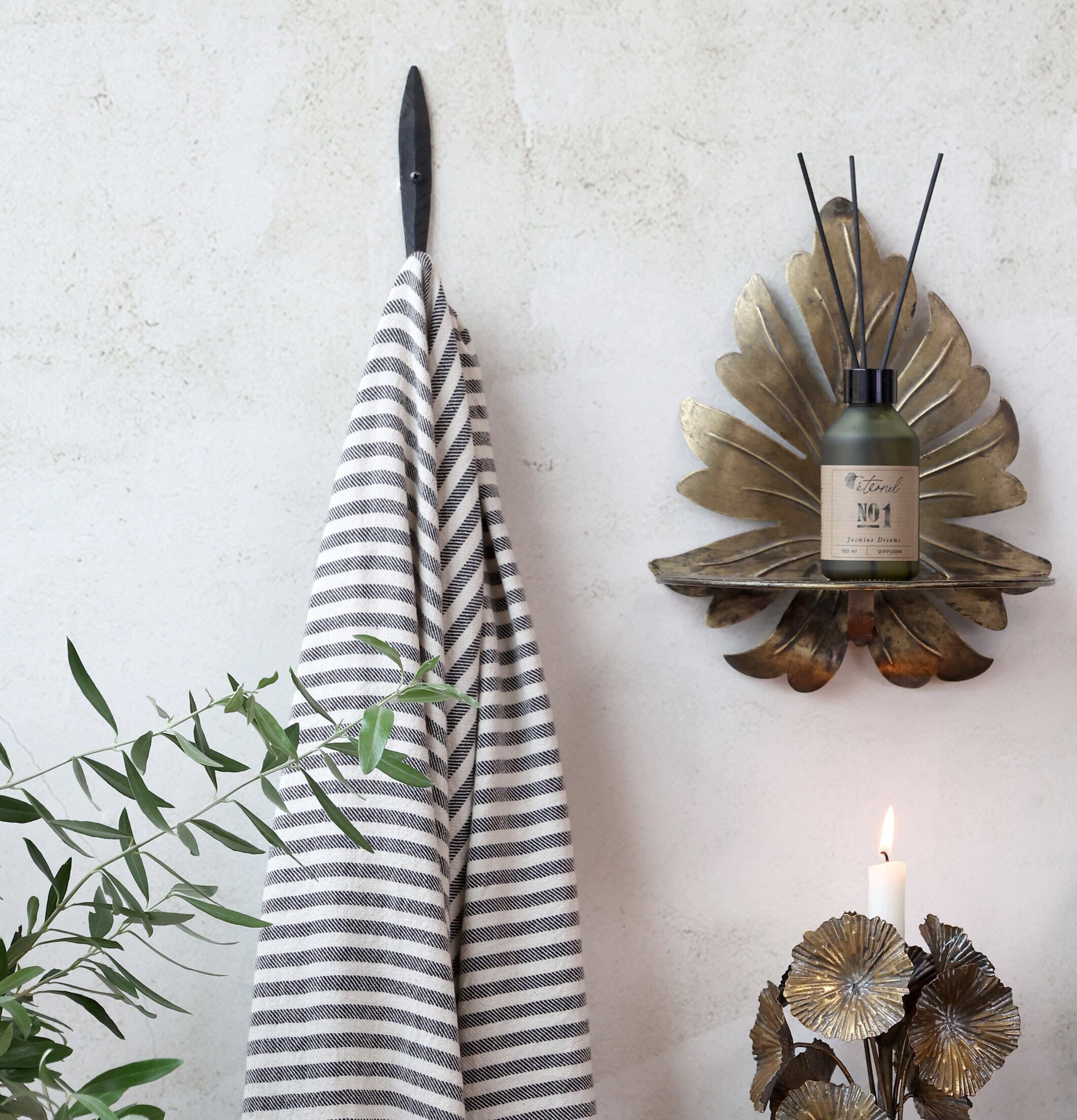 Krok Blad Antiksvart från Chic Antique på vitputsad vägg