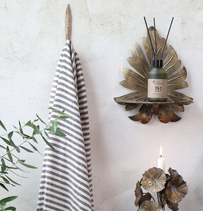 Bild av stilren inredning med antik mässingsdetalj