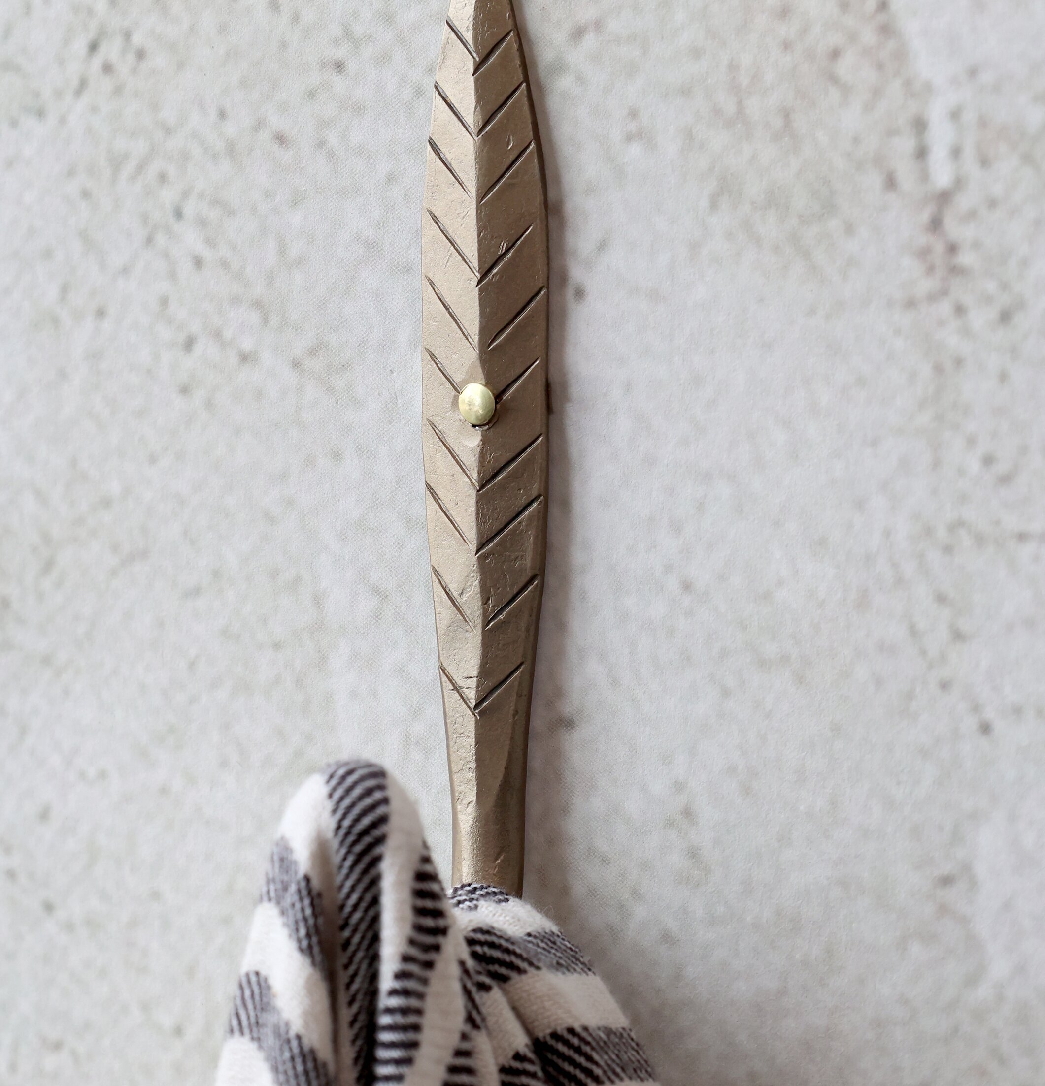 Krok Blad Antik Mässing från Chic Antique på rustik vägg