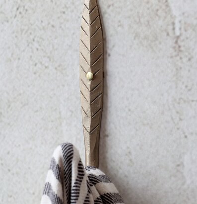 Bild av elegant krok i antik mässing för inredning