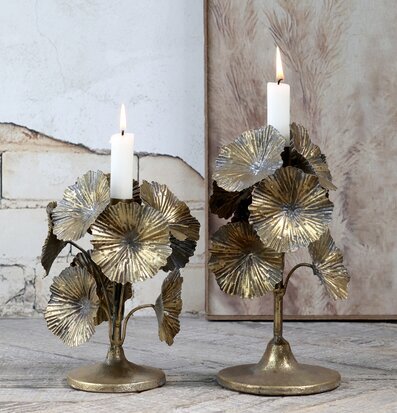 Bild av eleganta ljusstakar med antik mässingsfinish