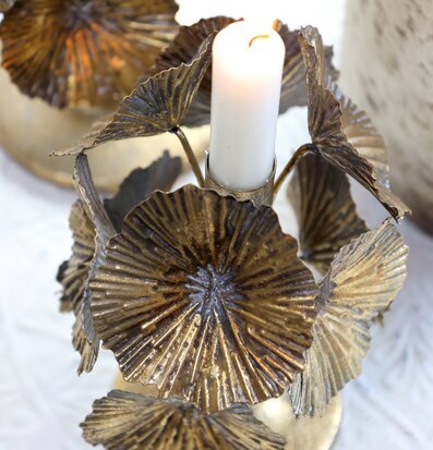 Bild av antik mässingsljusstake med blommotiv