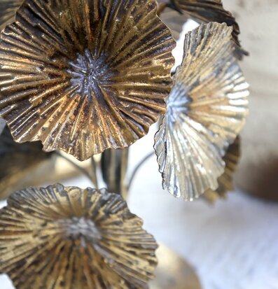 Bild av elegant ljusstake i antik mässingsfinish