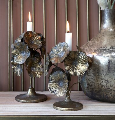 Bild av elegant ljusstake i antik mässing och vas