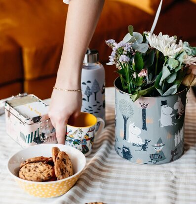 Bild av hemtrevlig scen med skogsutflyktstema