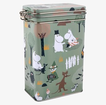 Bild av grön kaffeburk med Muminfigurer i skogen