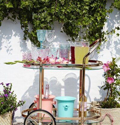 Bild av stilren serveringsvagn med festlig elegans