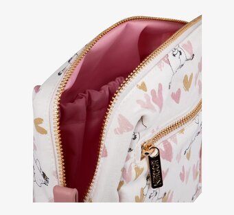 Bild av charmig necessär med Mumin-motiv i mjuka toner